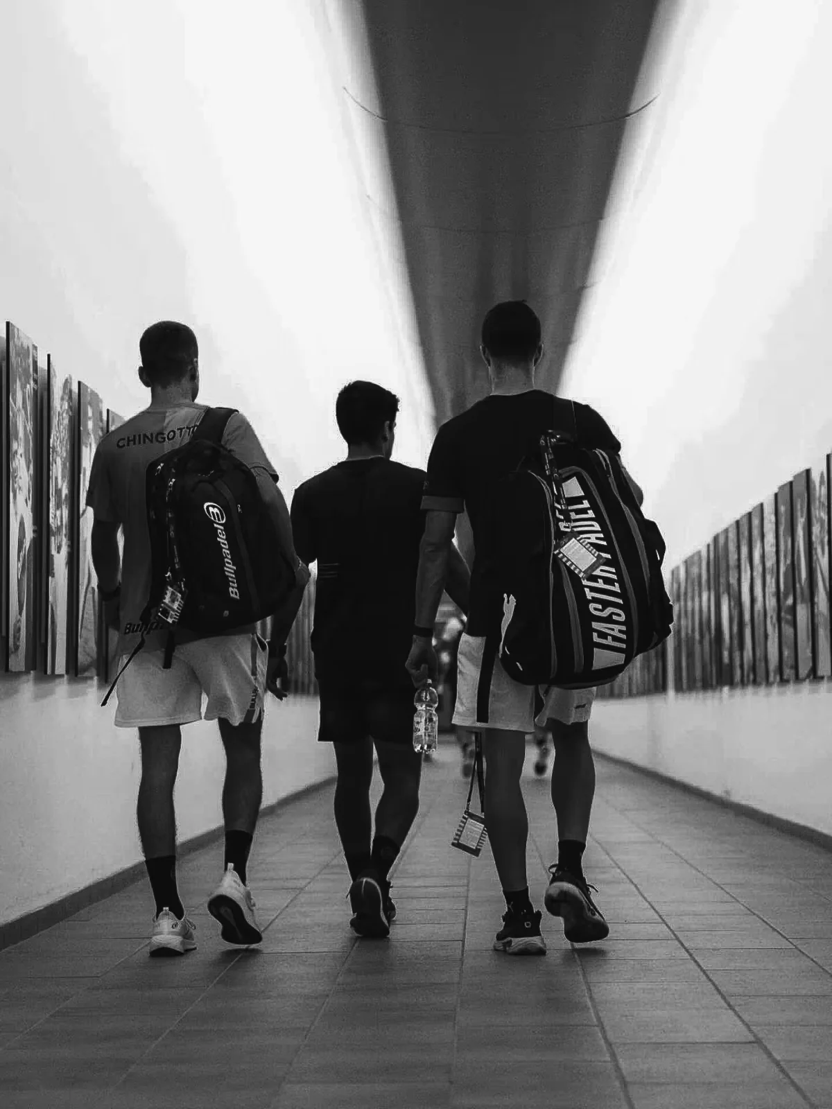 Equipo de pádel camino a la pista